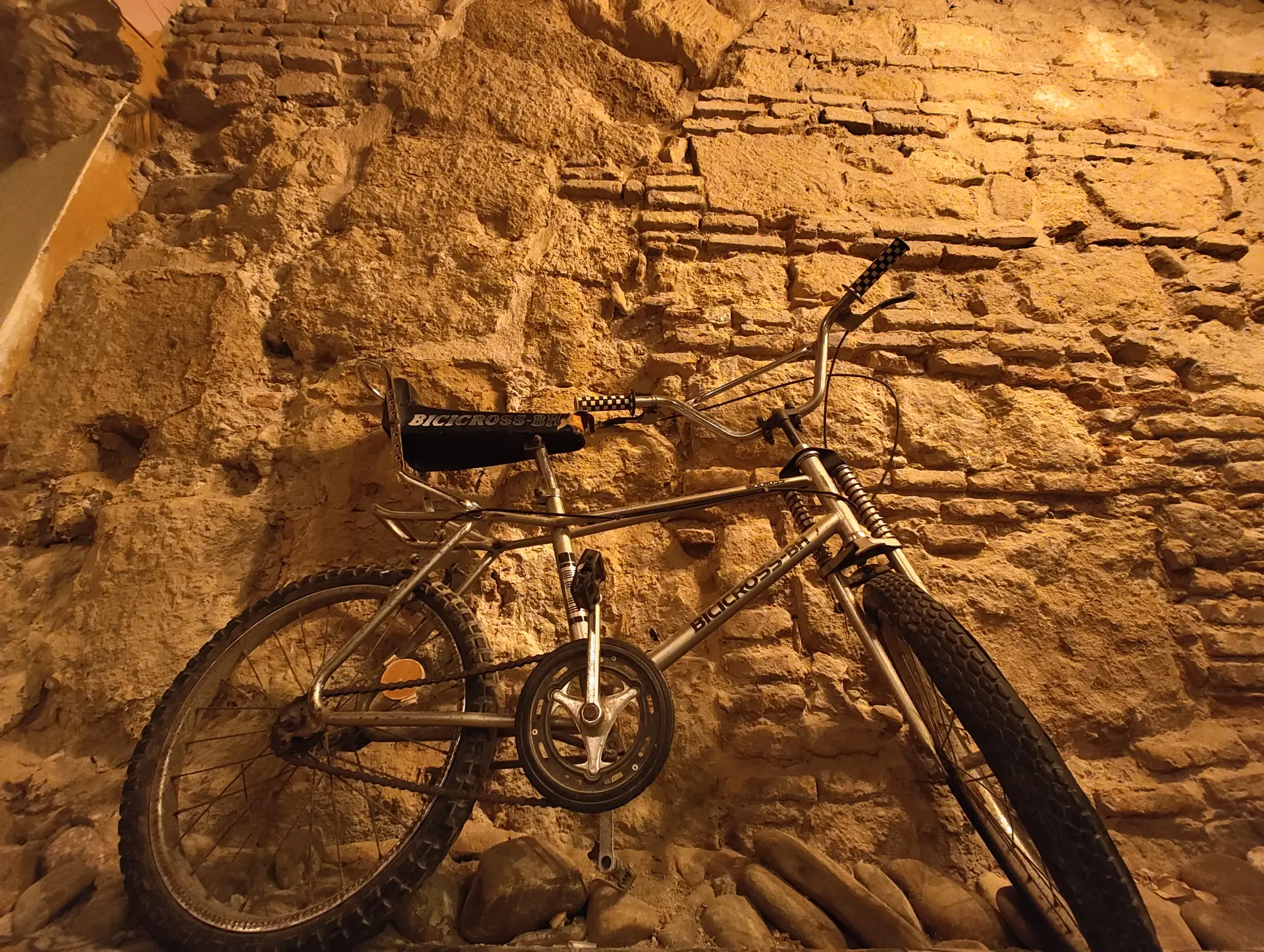 Bicicleta retro roja colgada en la pared de La Bicicleta